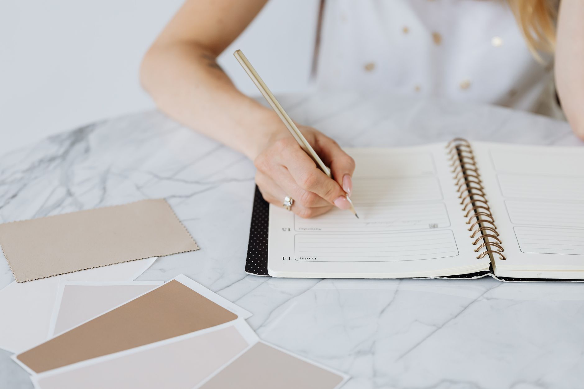 Timeline for Newly Engaged Couples featured image: engaged couple wedding planner calendar notebook