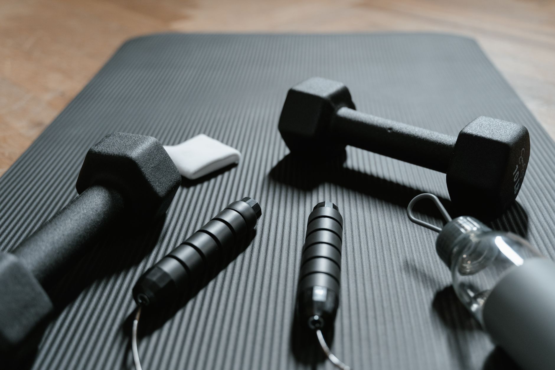 Beginner Home Gym Starter Guide featured image: home gym dumbbells yoga mat resistance bands